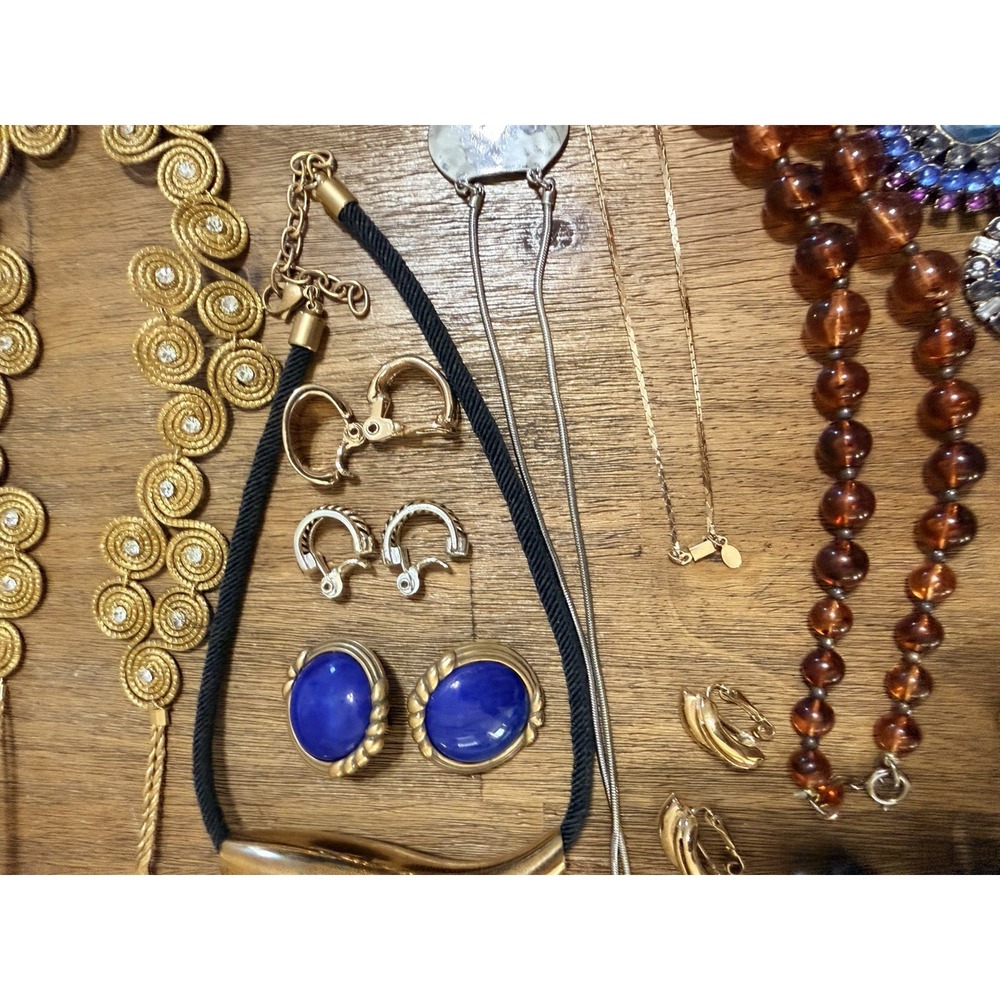 Vintage Modern Costume 99 Pieces Jewelry Lot Signed Necklace Earrings Broach - Picture 12 of 16